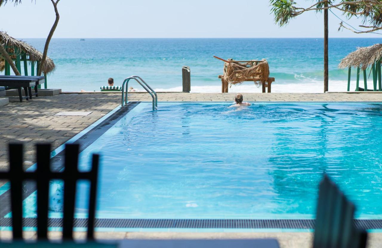 At Ease Beach Hotel Hikkaduwa Dış mekan fotoğraf